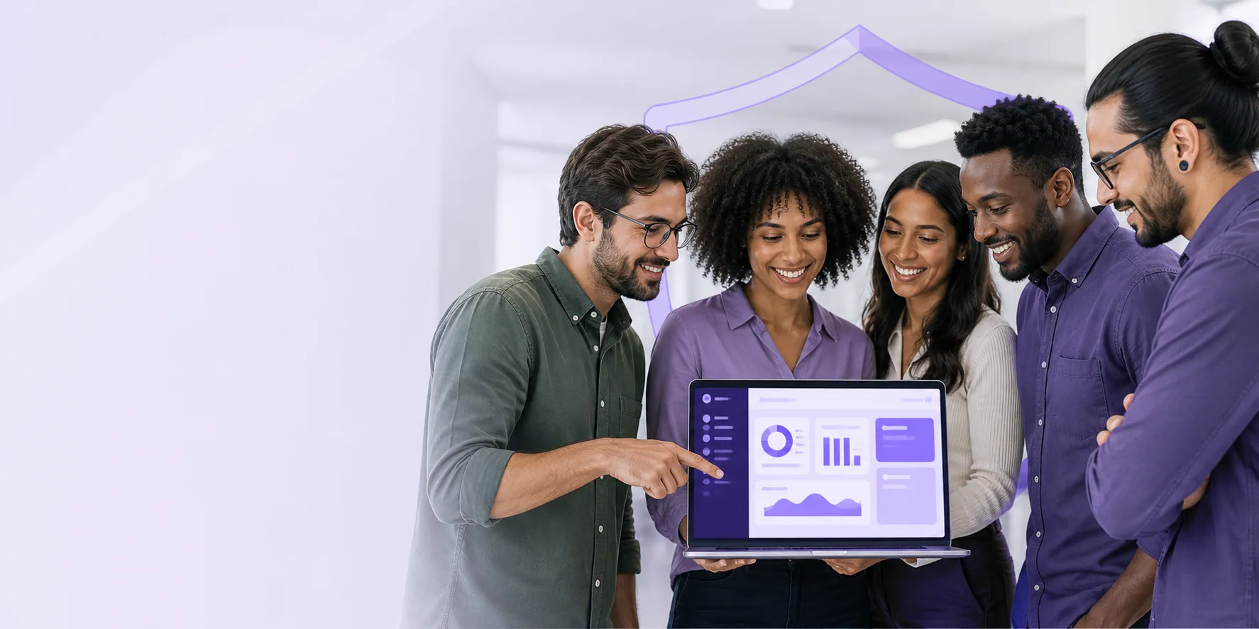 Equipe reunida para acompanhar indicadores da plataforma Report It